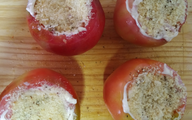 Tomate assado com recheio cremoso