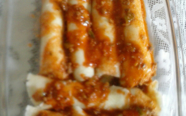 Panqueca com recheio de carne moída e mussarela