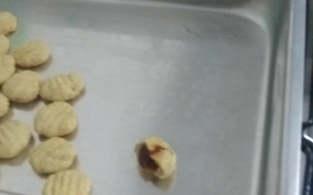 Biscoito amanteigado recheado com goiabada