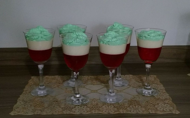 Taças de gelatina com creme e chantily