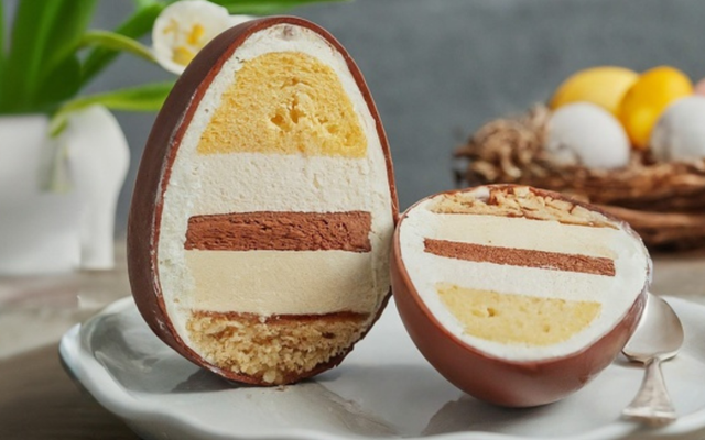 Duas porções de Ovo de Páscoa recheado com sorvete abertas