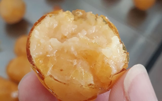 Bala de coco caramelizada (bala baiana ou bala de ovo)