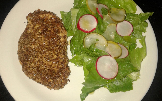 Peito de frango com crosta de linhaça