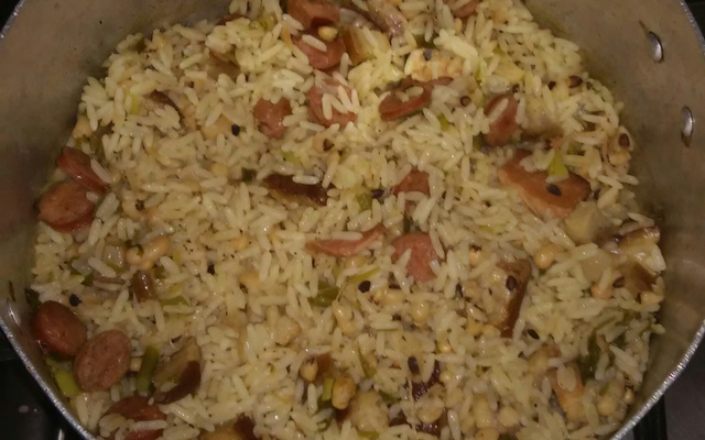 Baião de dois com bacon e linguiça calabresa