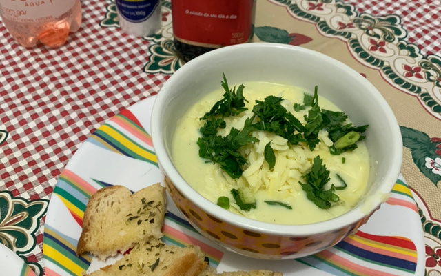 Sopa de couve-flor com parmesão