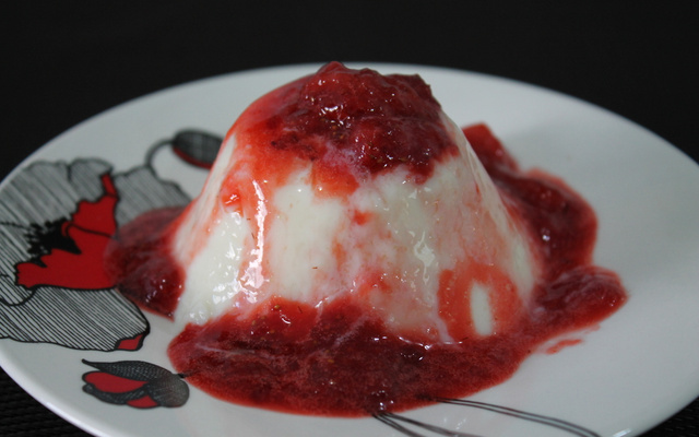 Flan de iogurte com calda de morango