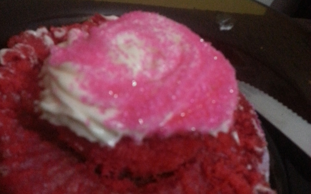 Cupcakes Red Velvet (veludo vermelho) com frutas vermelhas e chantilly