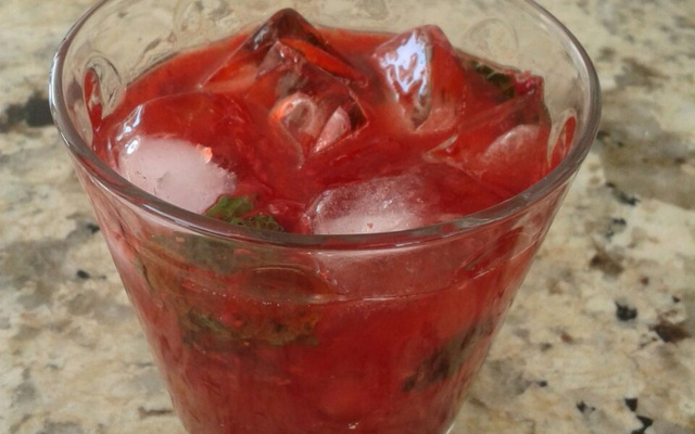 Caipirinha de frutas vermelhas e pimenta