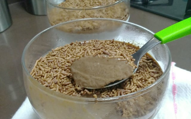 Sorvete de chocolate simples, rápido e fácil