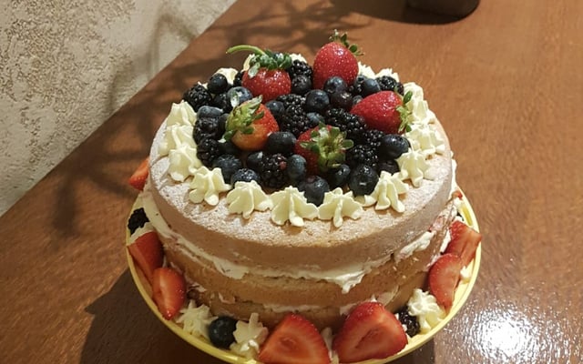 Naked cake de frutas vermelhas