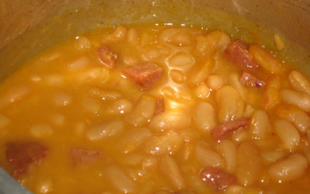 Feijão branco com calabresa