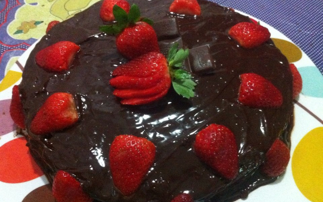 Bolo de chocolate com recheio de bicho de pé