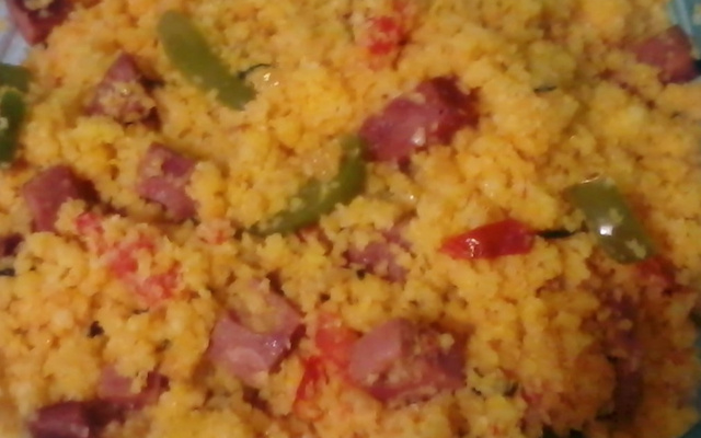 Farofa de cuscuz com calabresa