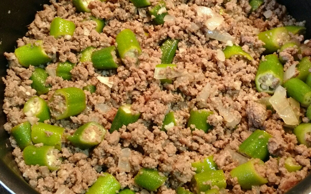 Carne moída com quiabo