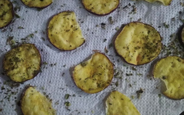 Chips de batata-doce de micro-ondas