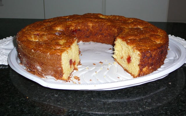 Bolo de fubá com goiabada