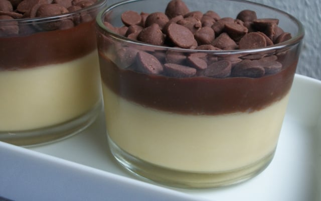 Mousse de maracujá com cobertura de chocolate
