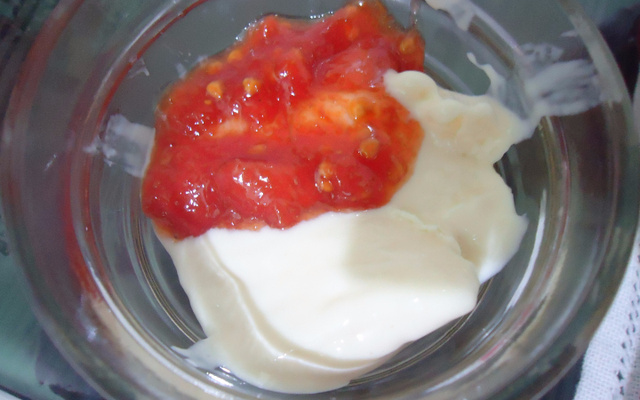 Sorvete de creme simples com calda de goiaba