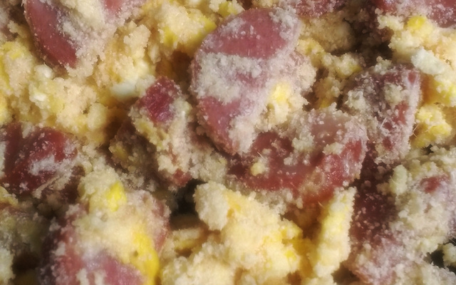 Farofa de linguiça e ovo