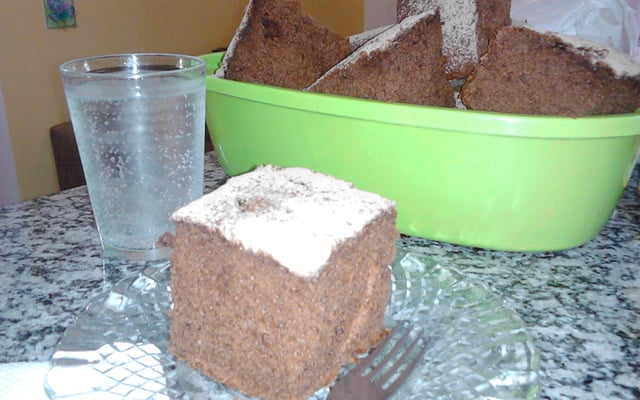 Bolo de chocolate macio e alto