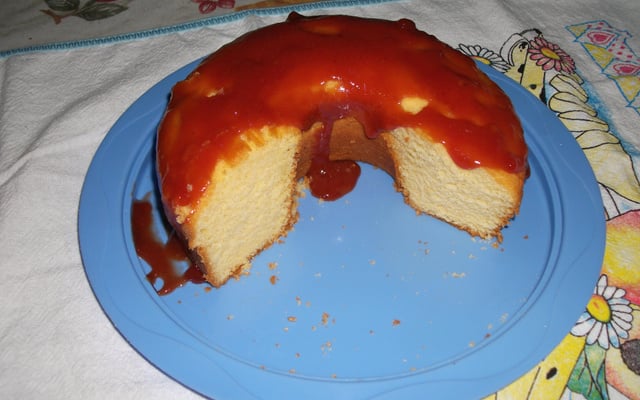 Bolo de milho com calda de goiabada