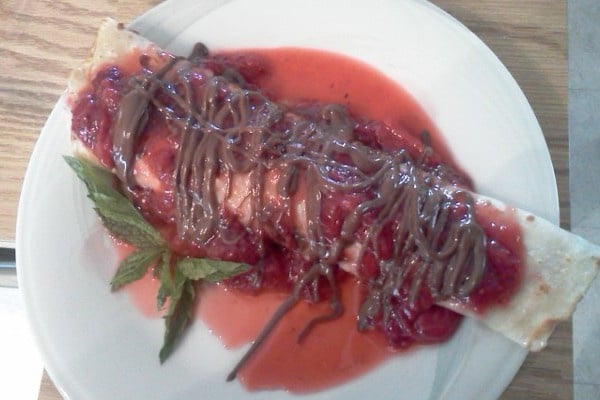 Panqueca de morango com chocolate