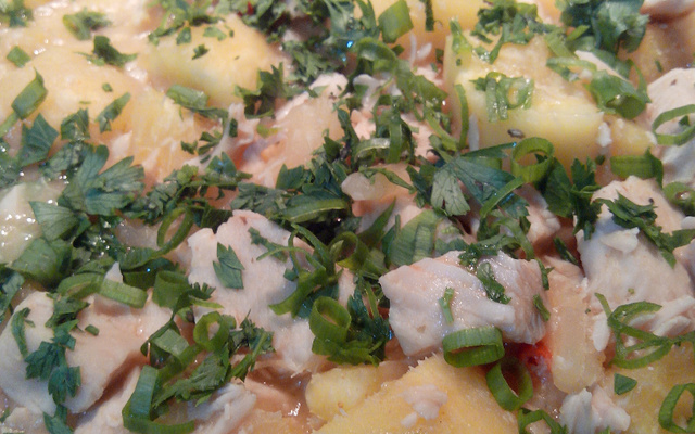 Peito de frango com mandioca e leite de coco