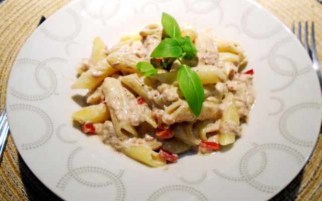 Penne ao molho de atum e pimentão