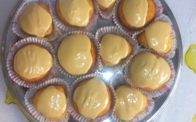 Bolo de laranja com cobertura de laranja.