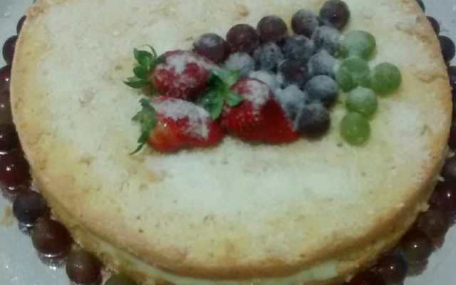 Naked cake com brigadeiros e frutas