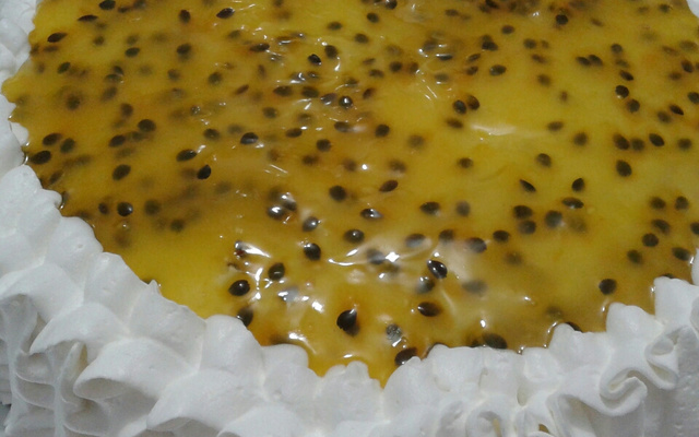 Bolo de maracujá trufado