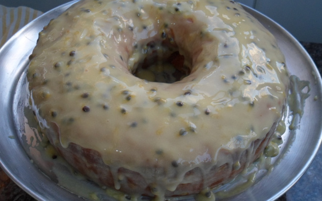 Bolo de iogurte com calda de maracujá