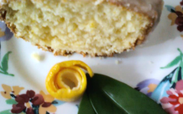 Bolo de laranja com cobertura açucarada