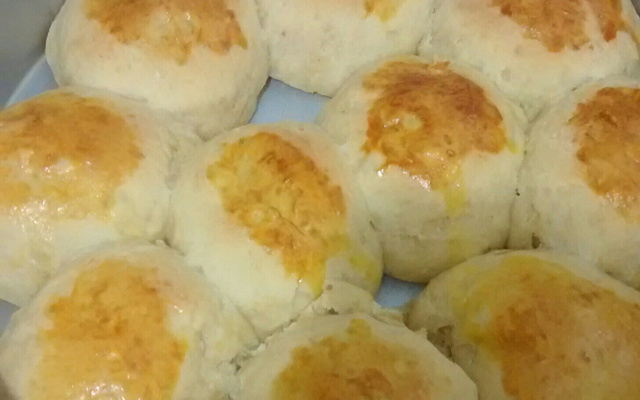 Pão de batata recheado com mortadela