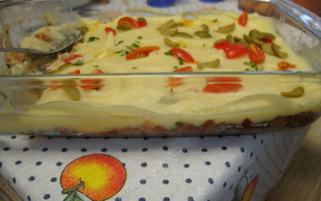 Escondidinho de carne seca com purê de batatas