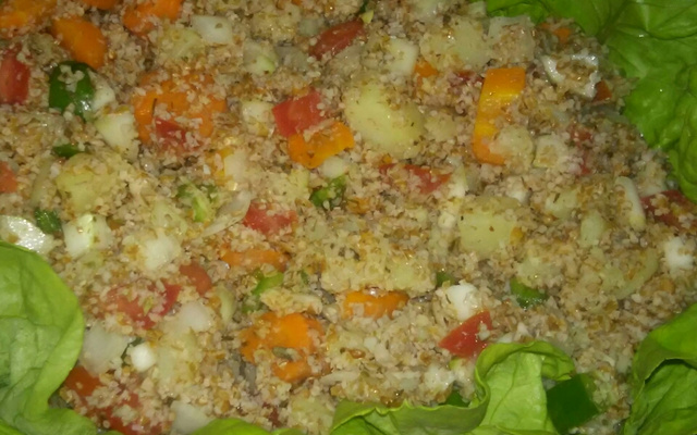 Salada de triguilho (trigo para quibe) e legumes