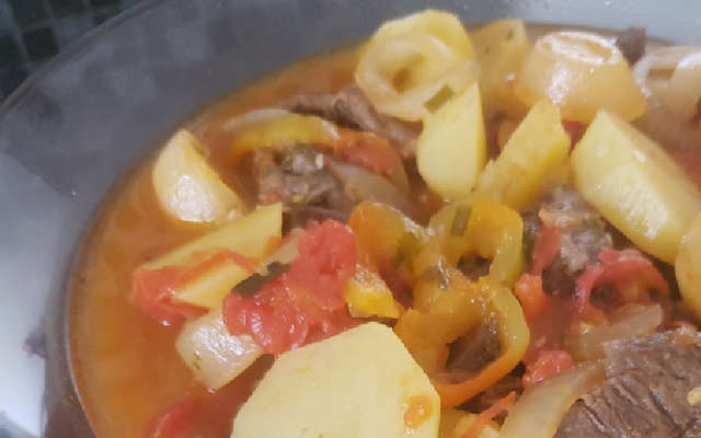 Bife de caldo com batatas