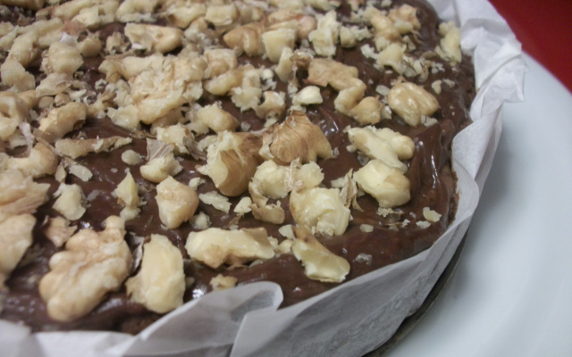 Bolo brownie com nozes