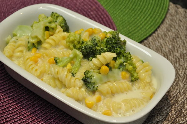 Macarrão com brócolis ao molho branco