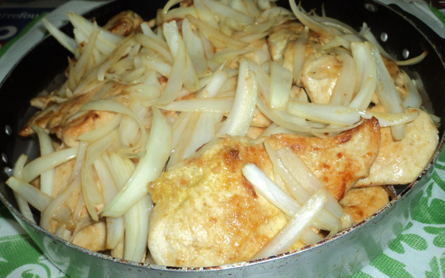 Filé de frango acebolado