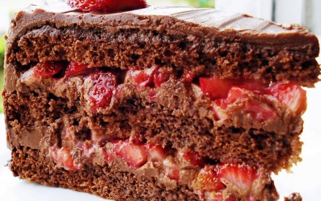Bolo de Chocolate com Morangos