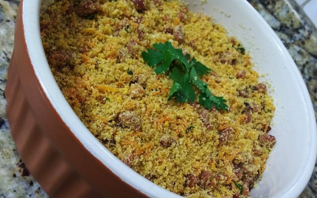 Farofa mista bacon e calabresa