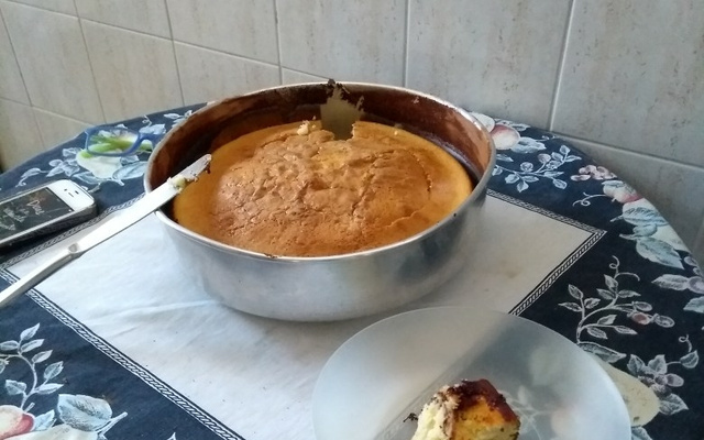 Bolo de baunilha com banana cremosa