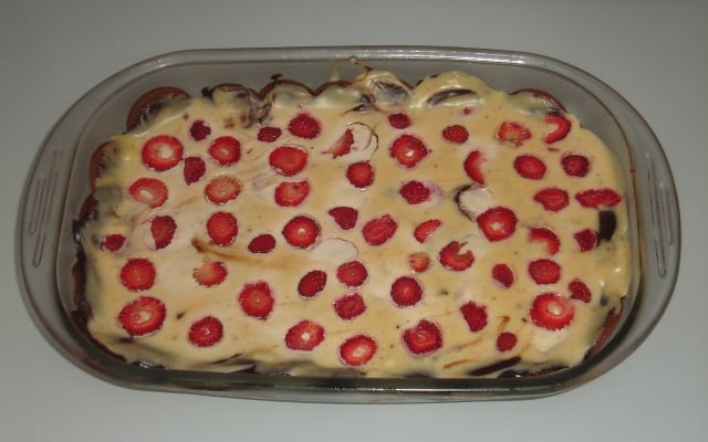 Pavê com biscoito da Vaquinha, chocolate e morango