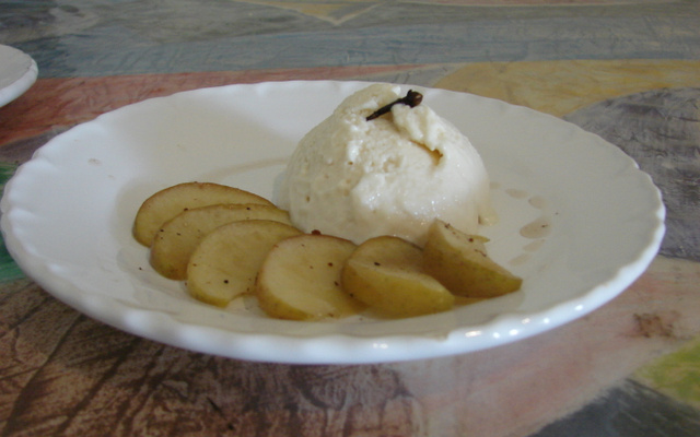 Sorvete de baunilha com maçã flambada