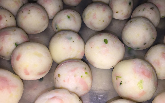 Bolinho de arroz com batata recheado de queijo