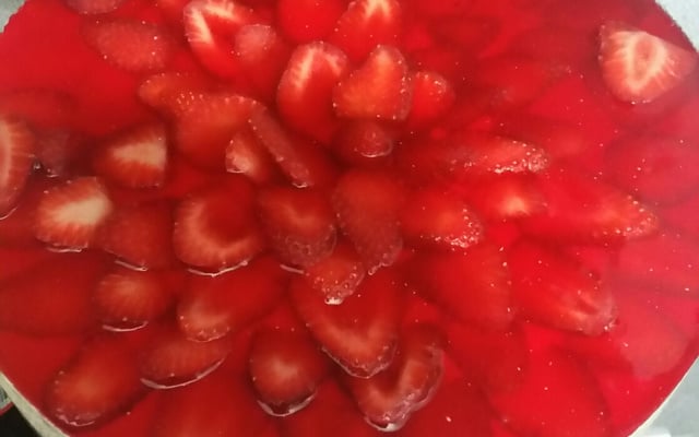 Torta de morango espelhada