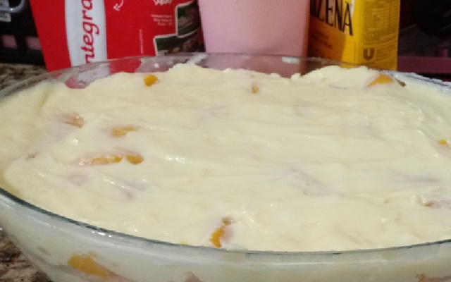 Pavê de pêssego com bolacha de champanhe