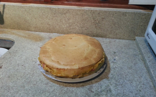 Torta salgada fácil com recheio de requeijão com calabresa