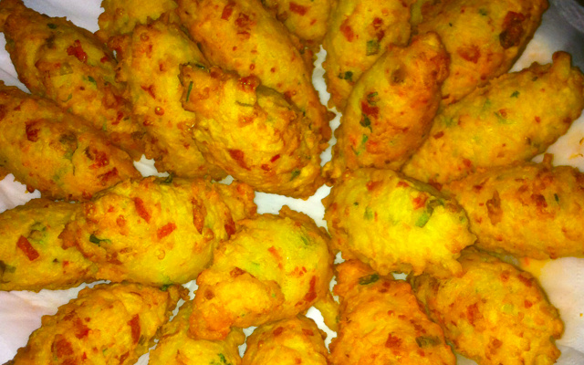 Bolinho de arroz com calabresa